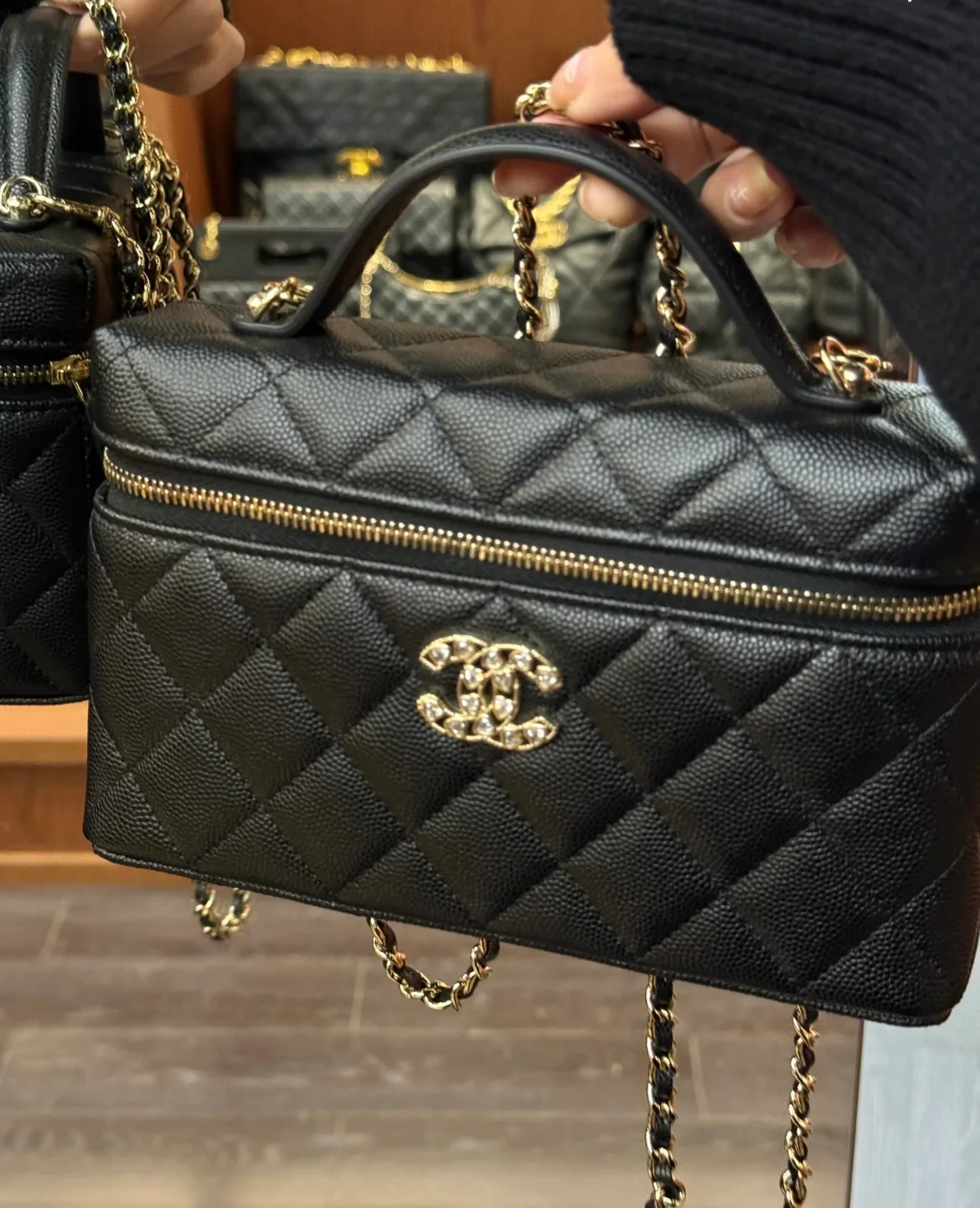 Сумка-бенто Chanel 25p-LP с застежкой в ??форме сердца, украшенной бриллиантами — черная.