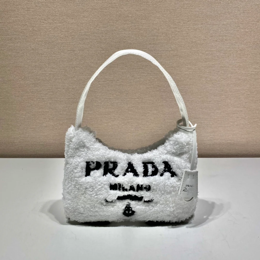 Мини-сумка для полотенец Prada Re-Edition 2000, белая.