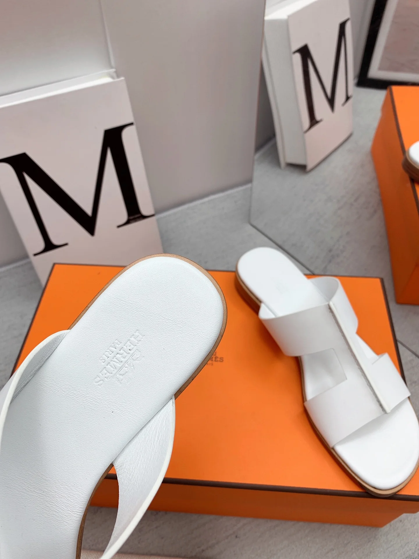 Новинка сезона осень/зима 2022 от Hermes - Сандалии на плоской подошве - 1