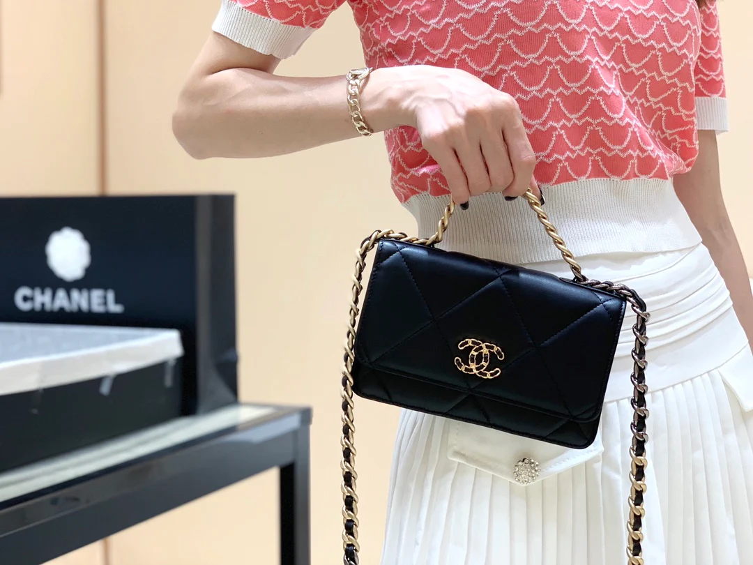 Сумка-клатч/кроссбоди Chanel Classic Logo Quilted WOC 2019 года, черная.