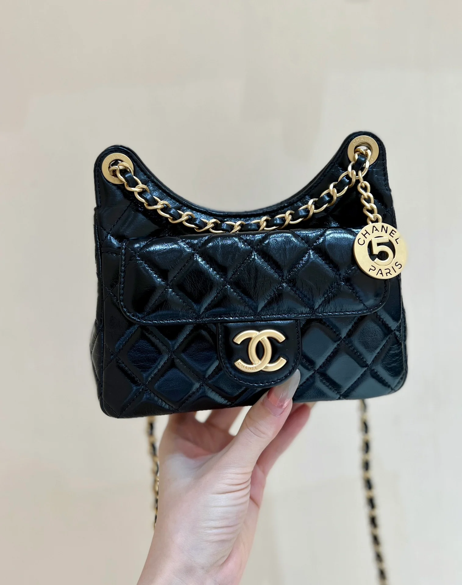 Сумка-хобо Chanel 23c из коллекции ?Ранняя весна? — черная кожа, обработанная маслом.