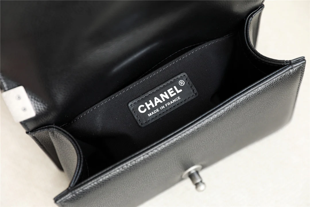 Chanel-boy-20cm-50