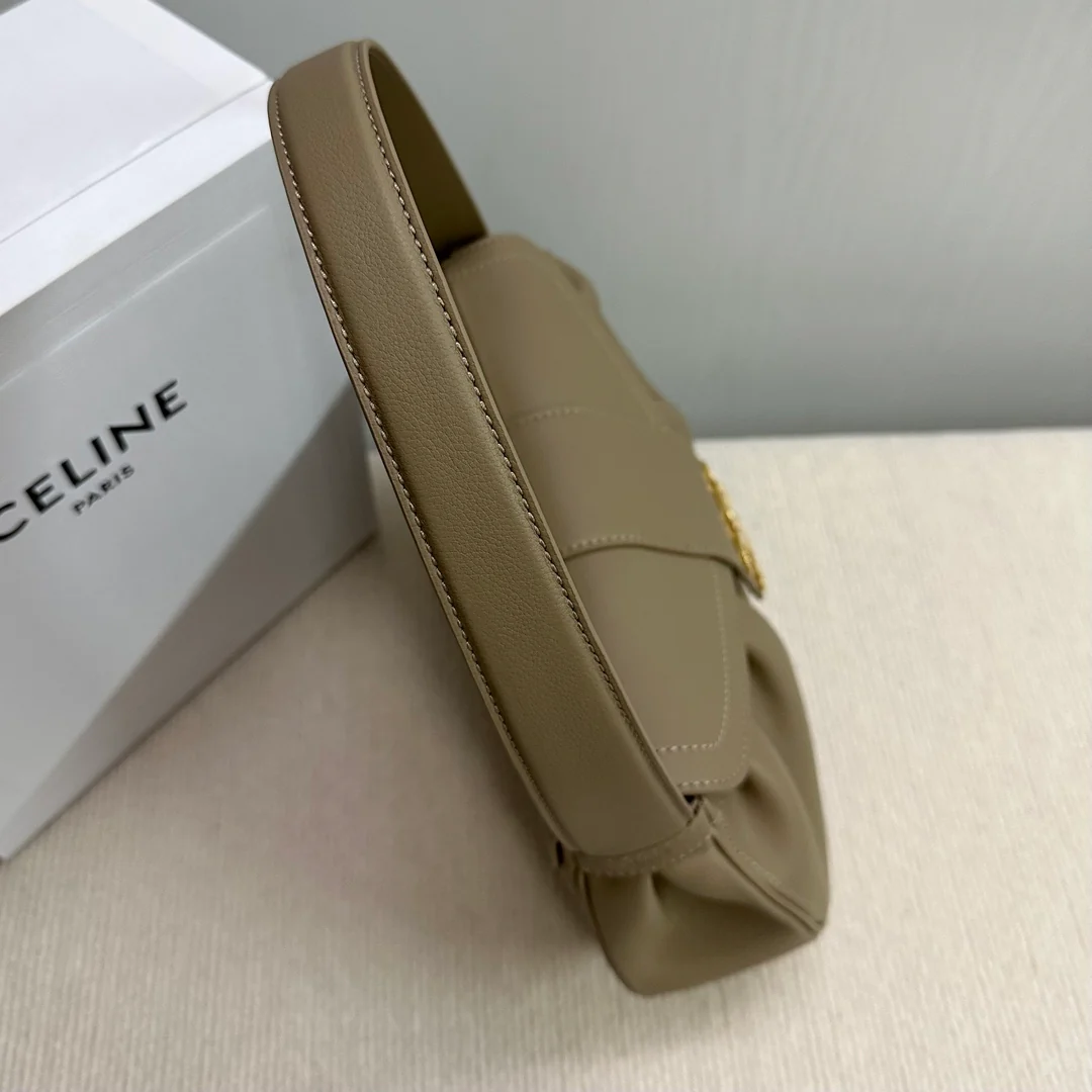 Сумка Celine Polly Bag — абрикосово-коричневая.