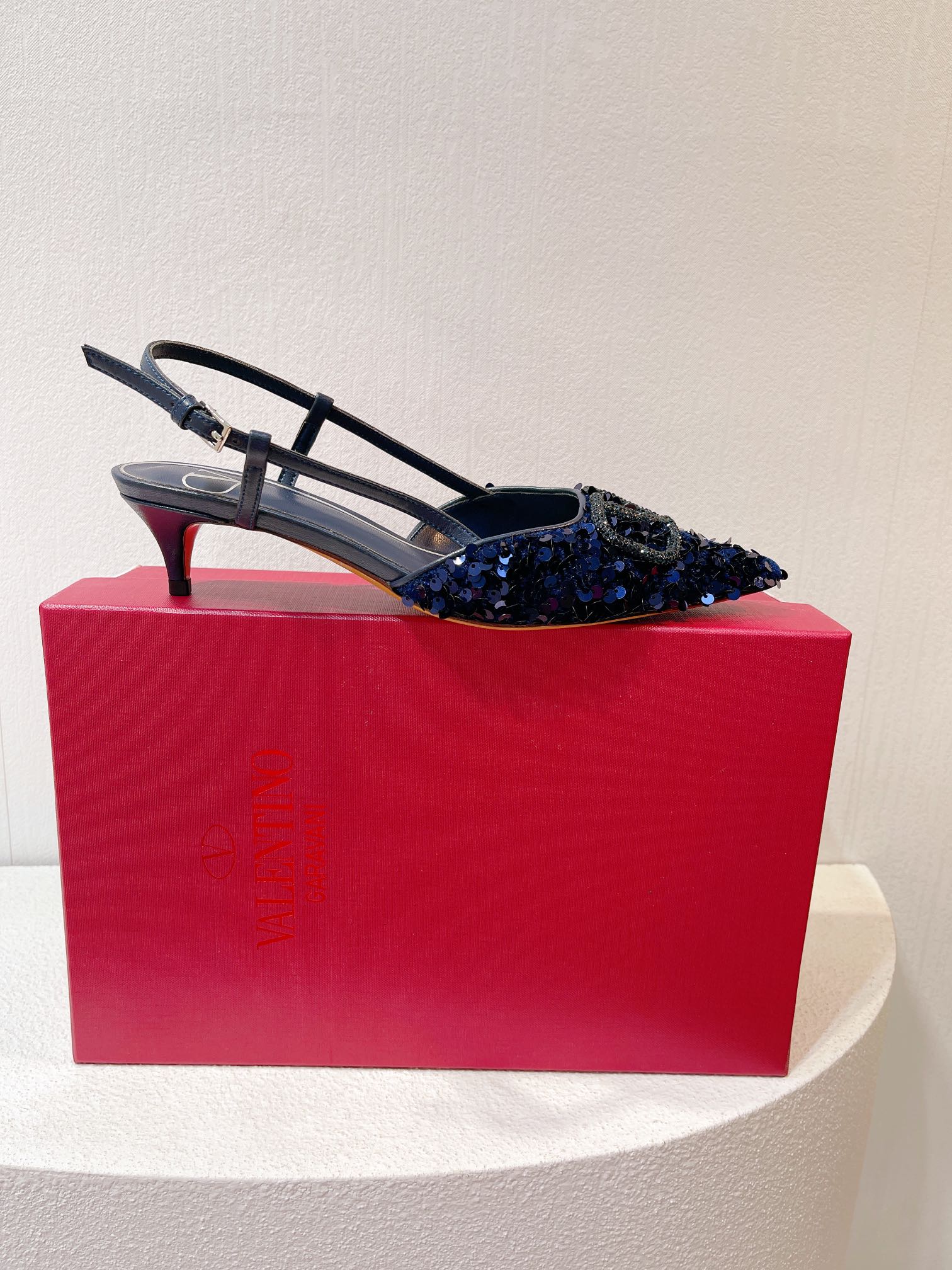 Новинка с официального сайта Valentino 2023 — глянцевые босоножки на низком каблуке с острым носком — 4 см — синие