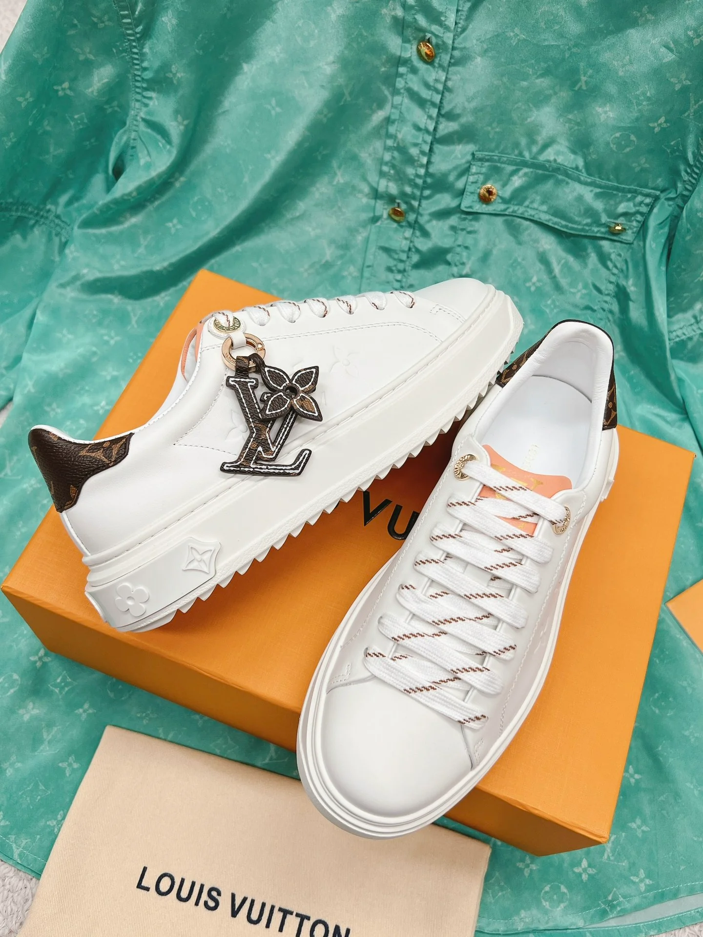 LV-Vuitton-Yayoi Kusama-Classic White Sneakers-Embosed White