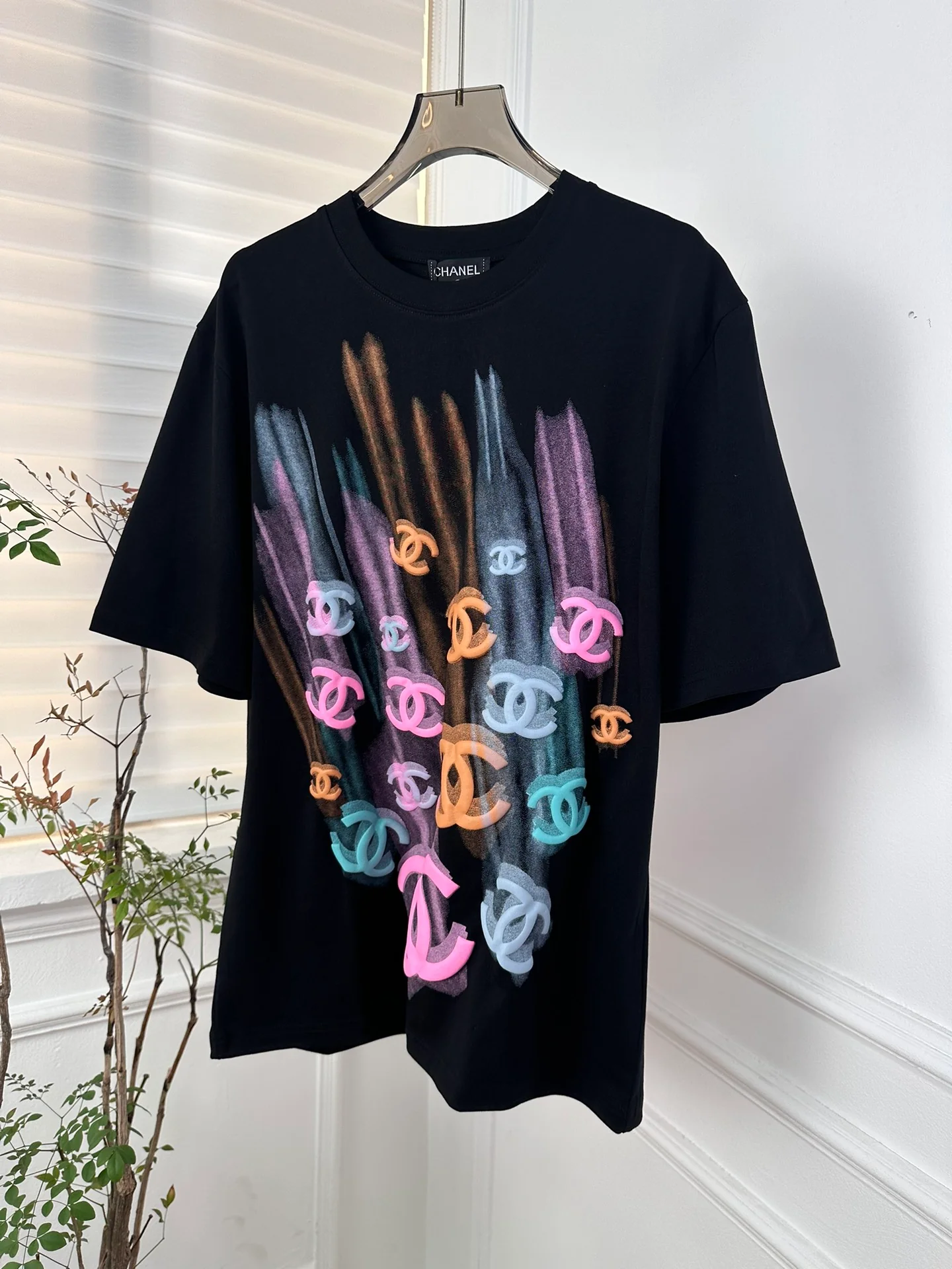 Новая футболка Chanel весна/лето 2024 с винтажным принтом 
