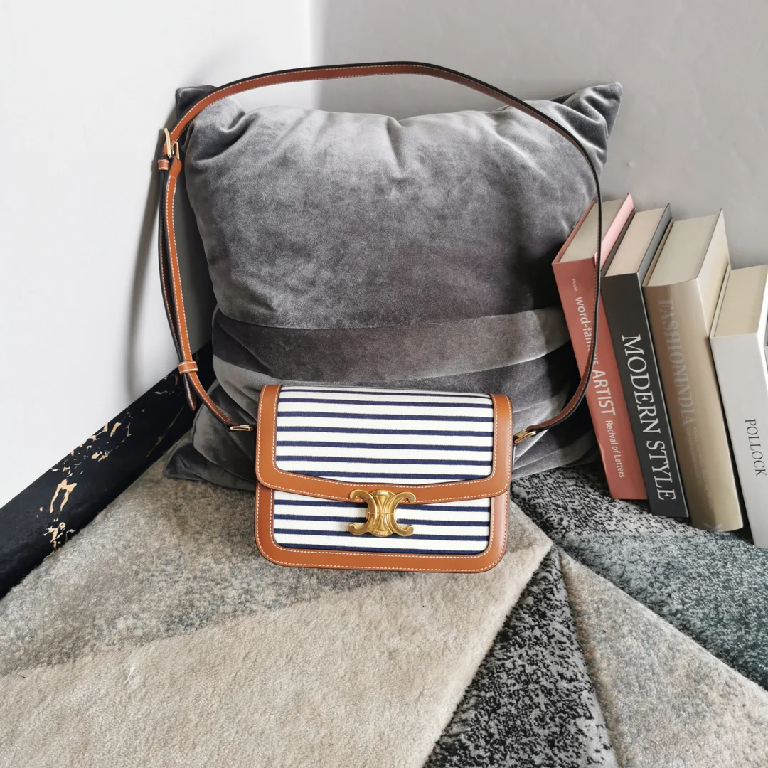 Классическая сумка Celine Triomphe из льна и белой кожи — в синюю полоску — большой размер 22 см.