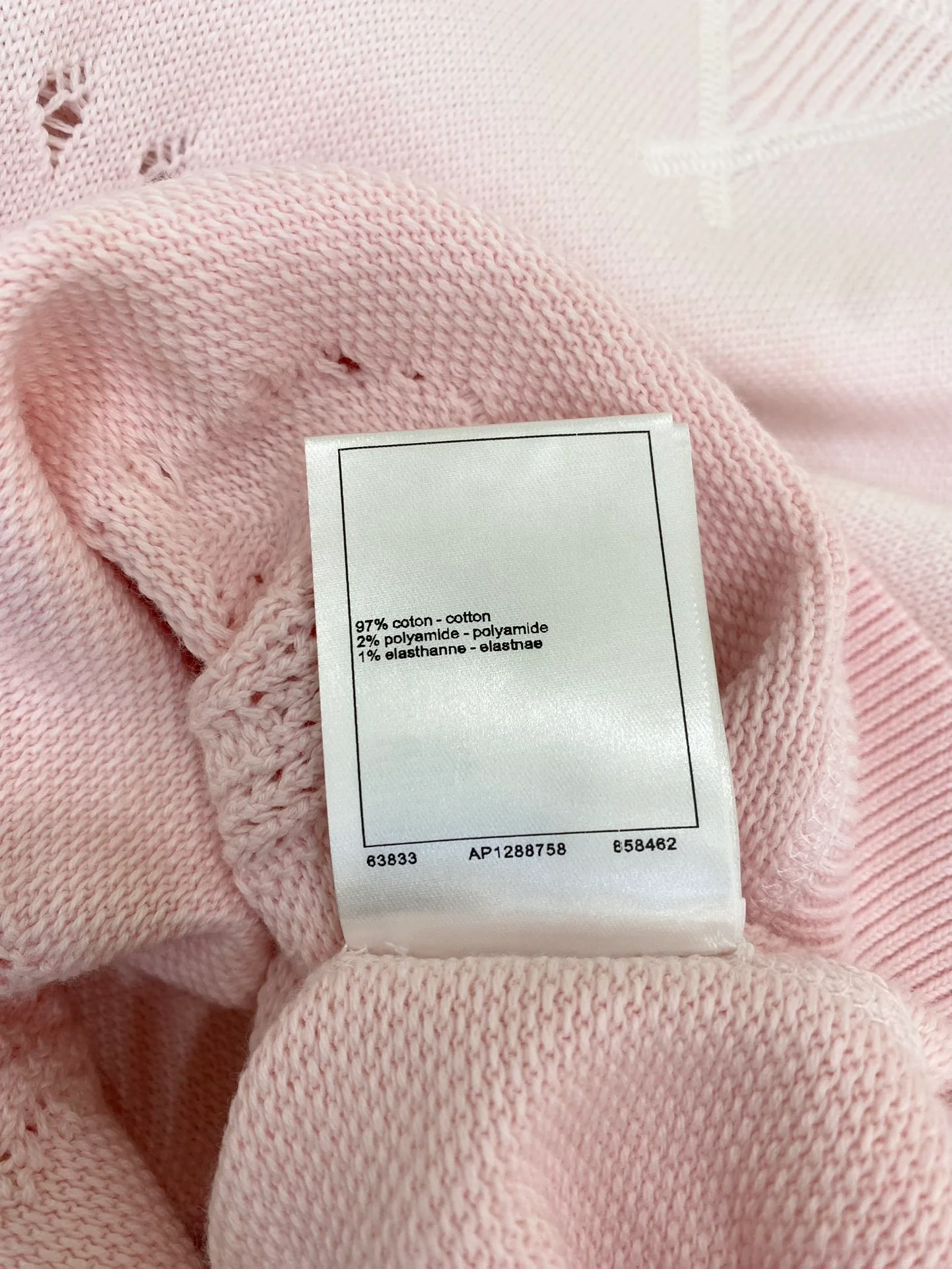 Chanel 2403 - Новый розовый трикотажный пуловер с круглым вырезом и перфорированным жаккардовым узором, с длинными рукавами.