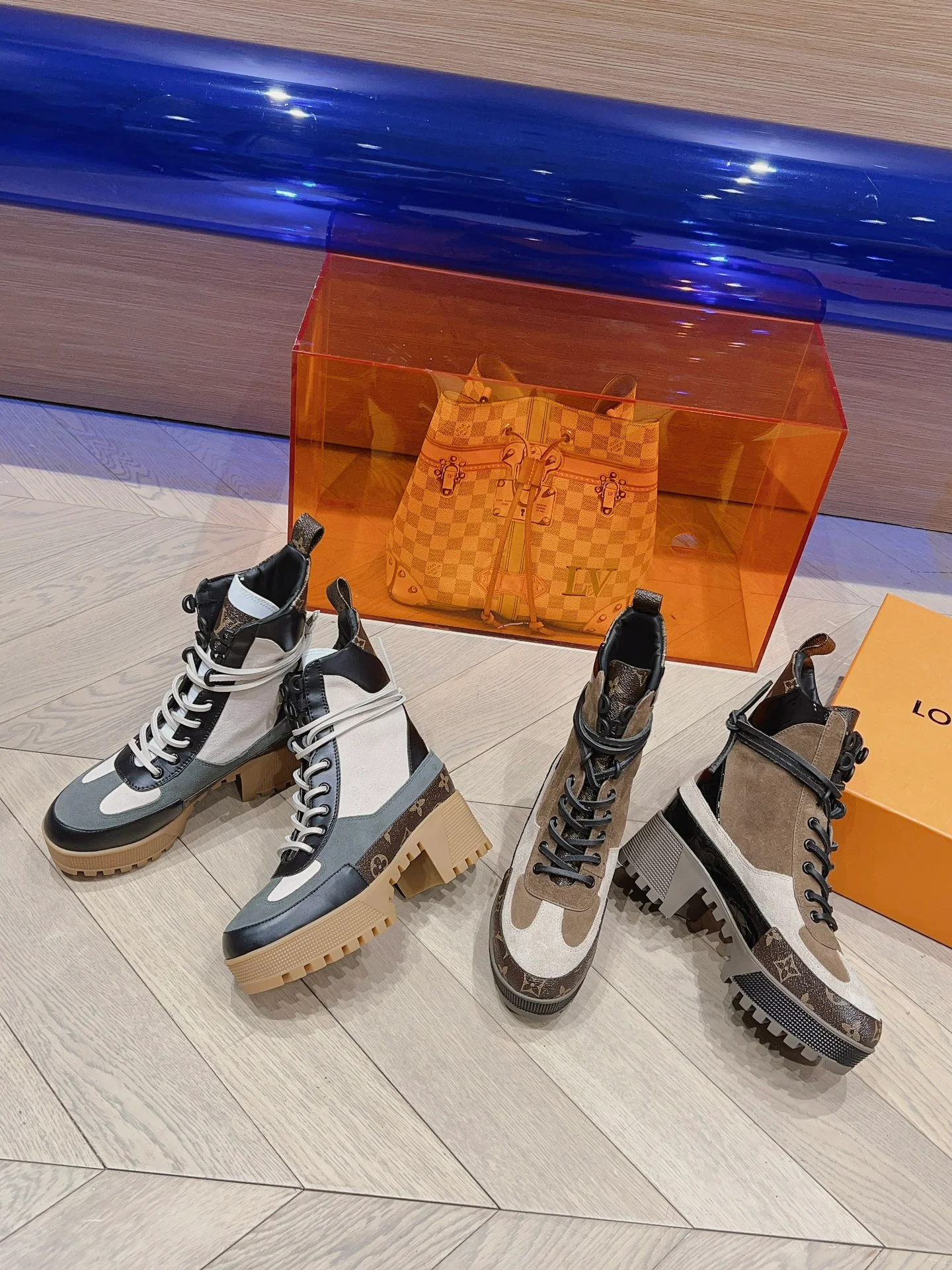 Классические ботинки Dr. Martens на высоком каблуке от LV — белые, с монограммой.