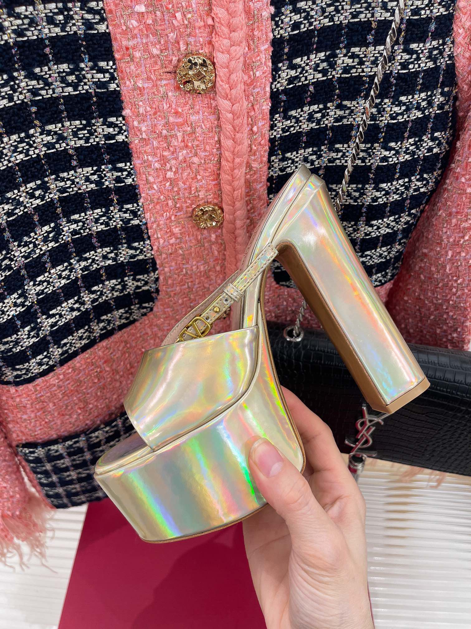 Новинка сезона весна/лето 2023 от Valentino - сандалии на платформе 9 см с открытым носком - 15 см - серебристые