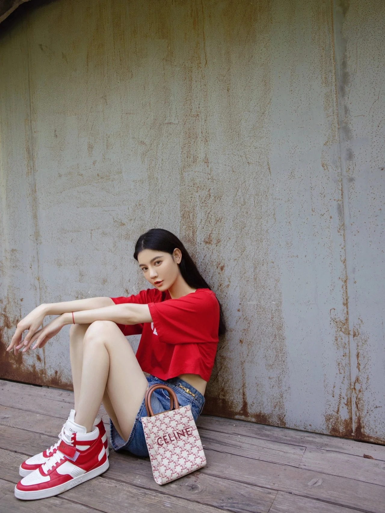 Высокие кроссовки Celine — фото в них.