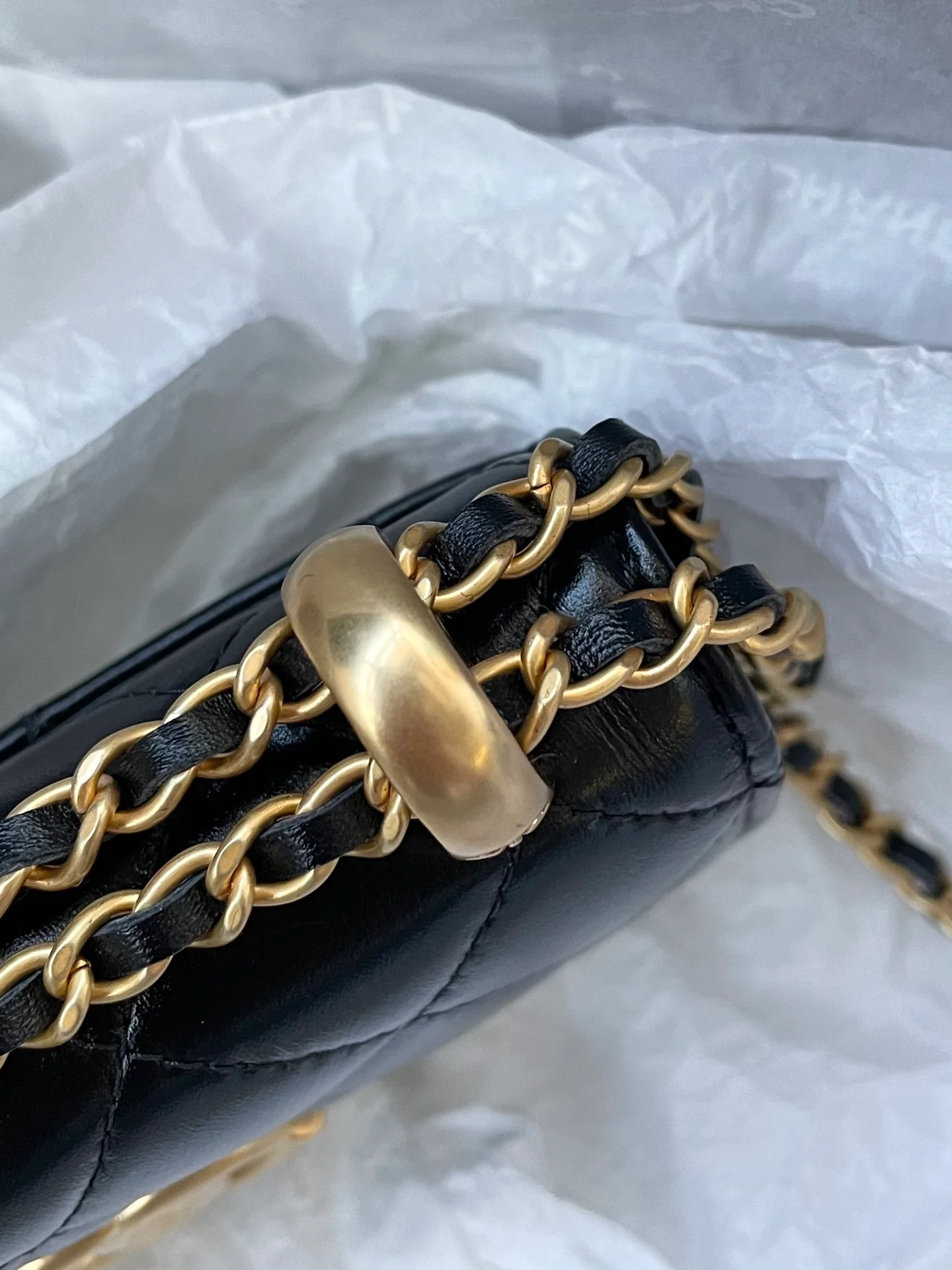 Кардхолдер Chanel с двойной золотой цепочкой и шариками — черный кожаный