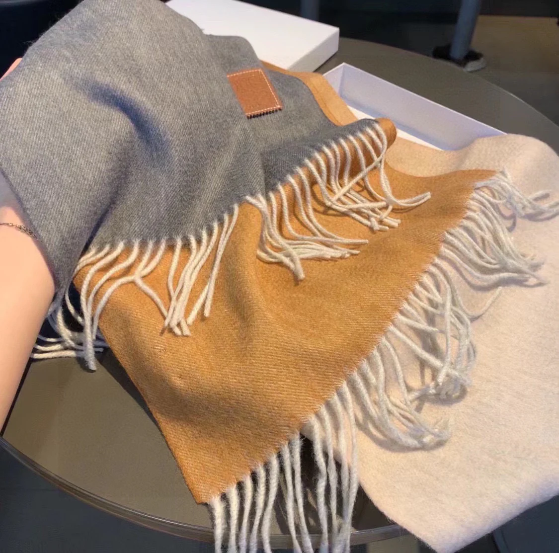 Lolwei - Шарф с кисточками ?Водяная рябь? - Серый