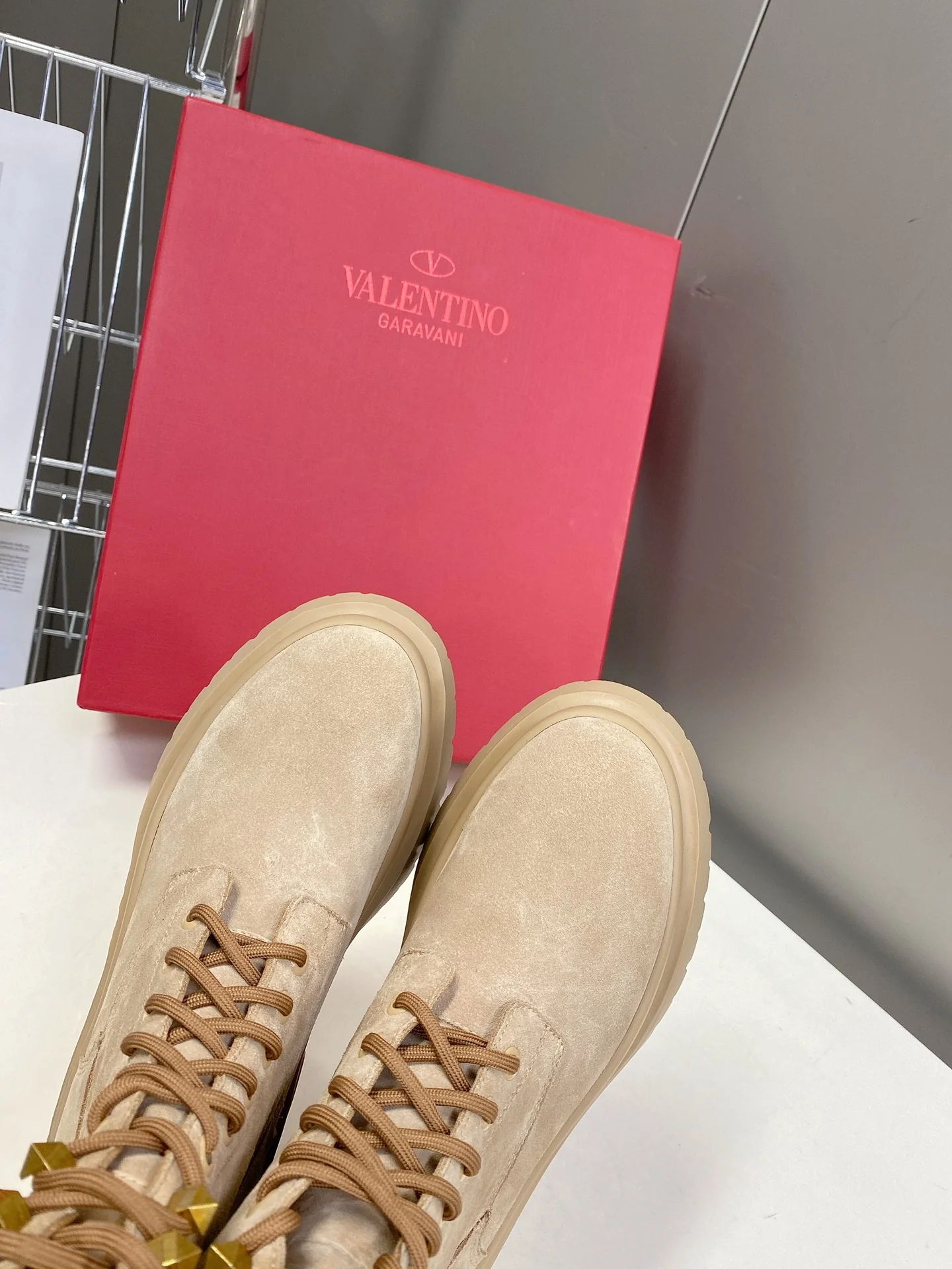Новинка сезона осень/зима 2022 от Valentino — ботинки Martin в британском стиле.