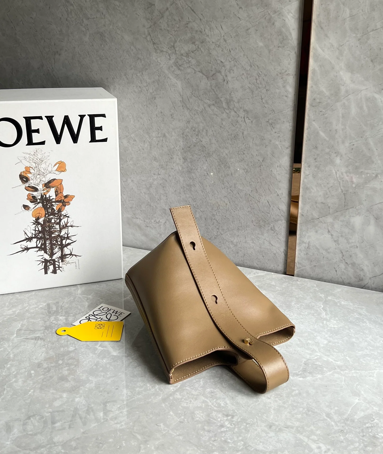 Сумка-ведро Loewe Pebble Bucket Mini Bucket Bag - коричневая