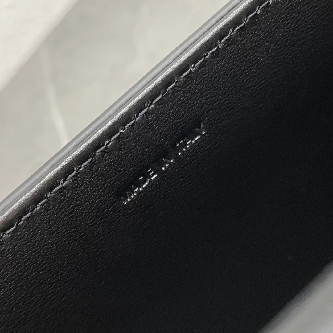 Сумка Celine Box Triomphe - черная с золотой фурнитурой.