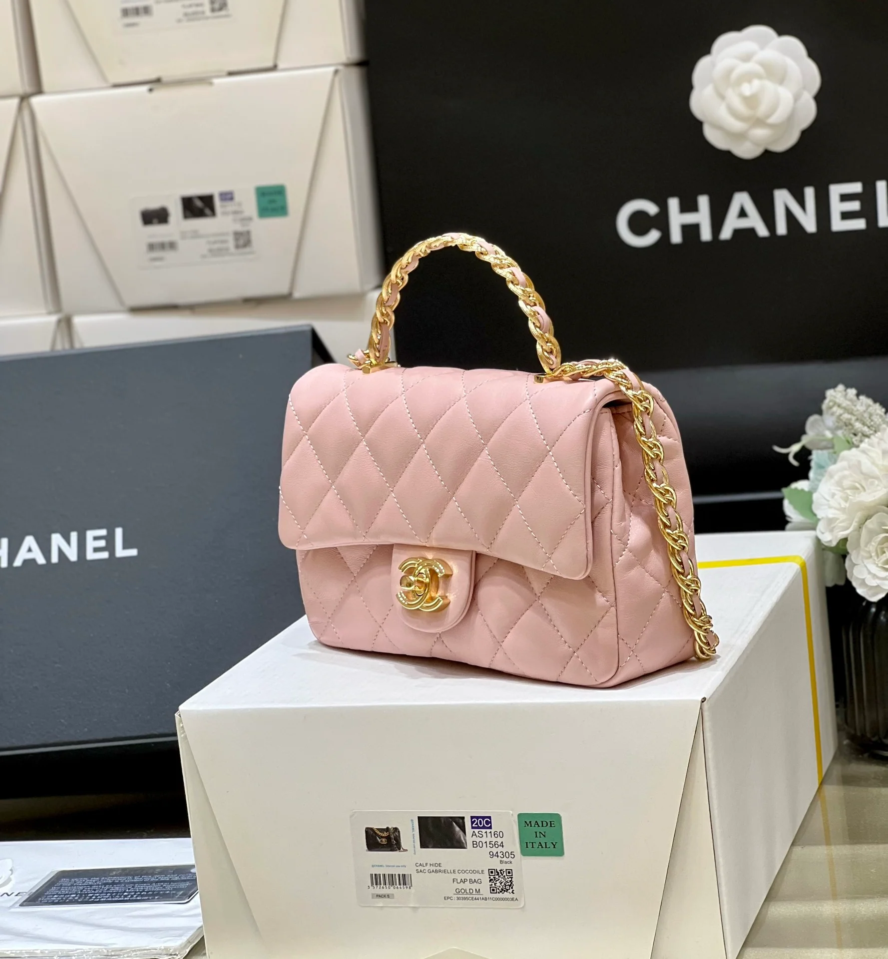 Новинка сезона весна/лето 2023 от Chanel - сумка из овечьей кожи CF - розовая.