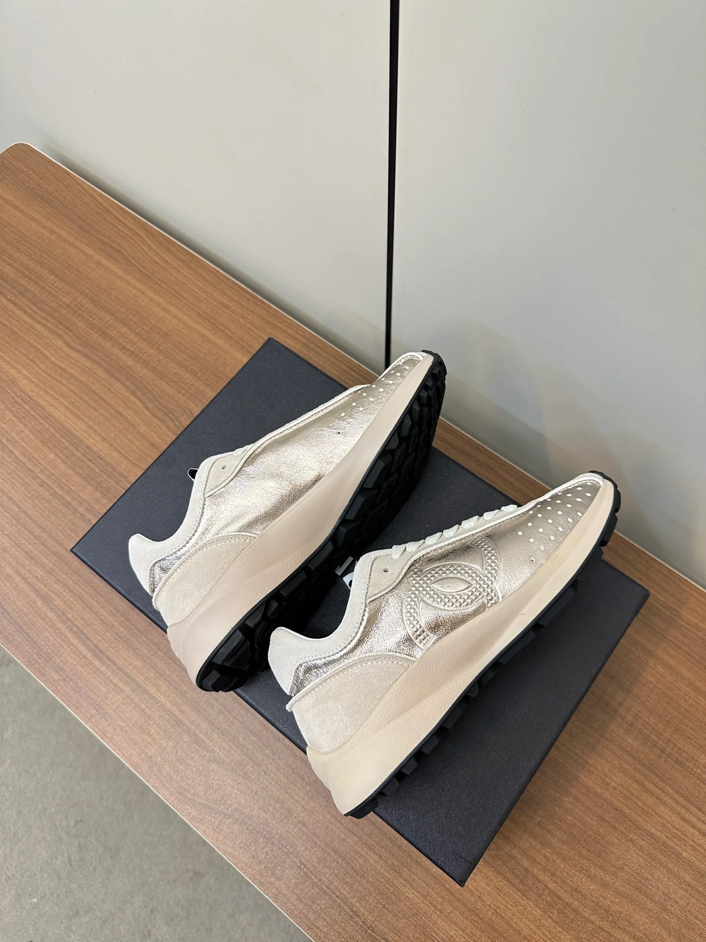 Повседневные туфли Chanel 2025 - золотистые