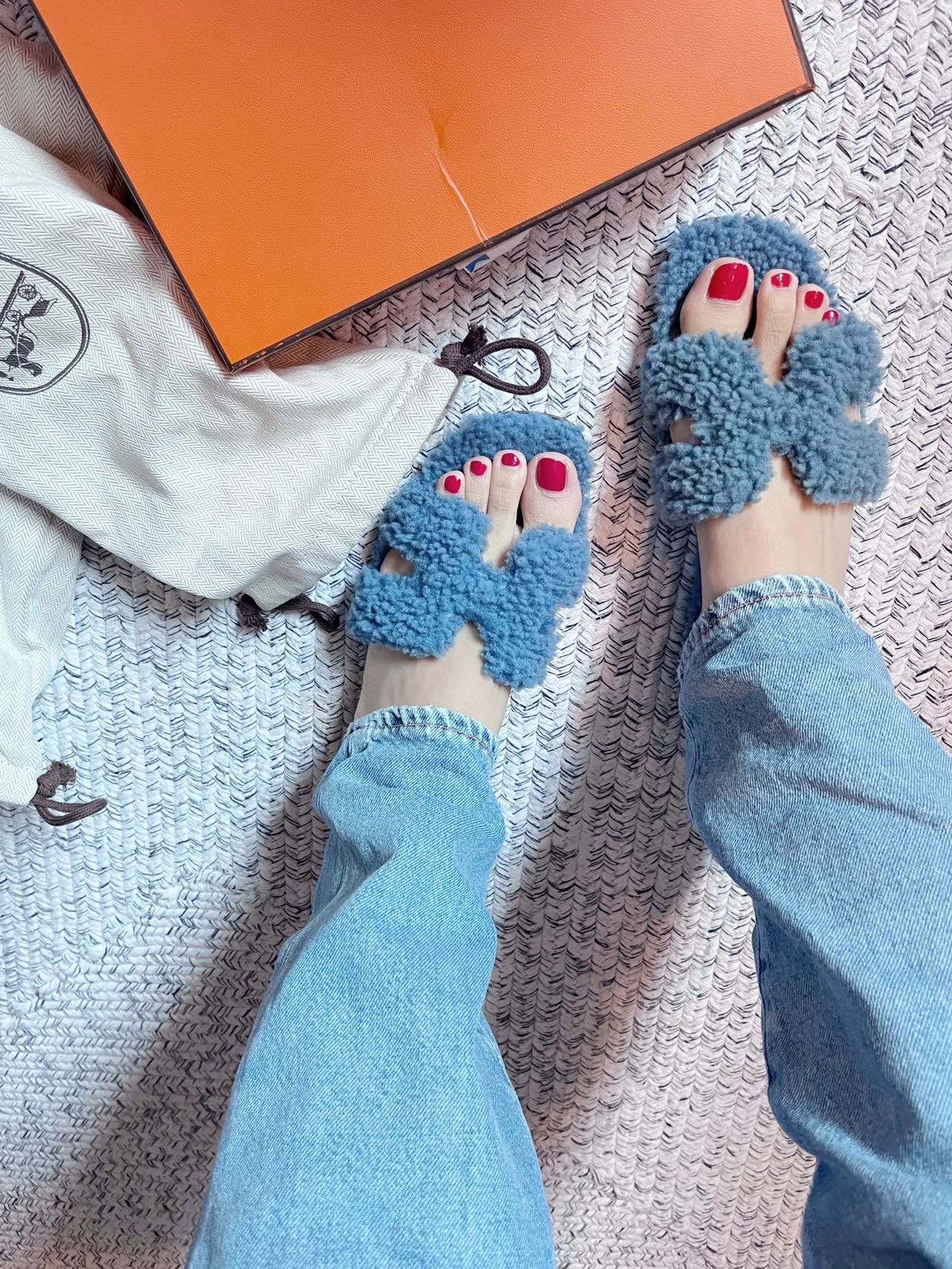 Сандалии Hermes 2024 с кудрявым мехом - синие