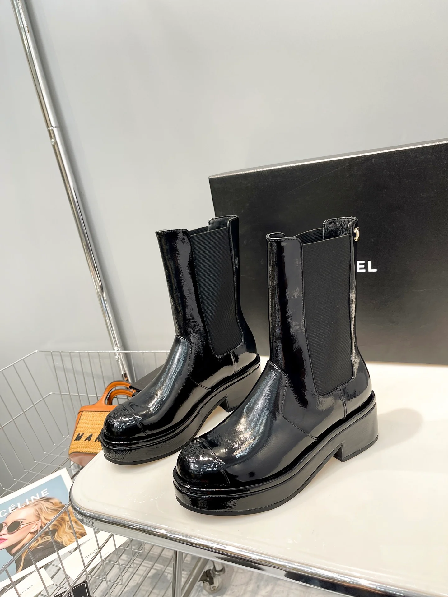 Коллекция Chanel осень/зима 2022: сапоги до середины икры премиум-класса - черные