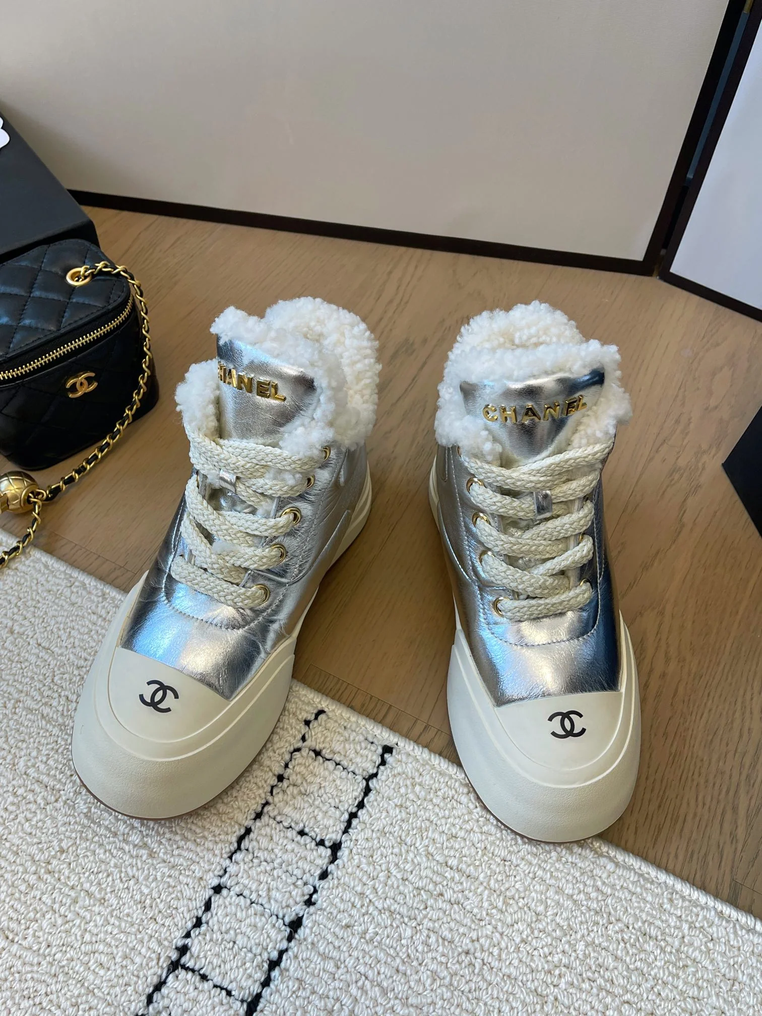 Туфли-лодочки Chanel 2024 на платформе из шерсти, серебристые.