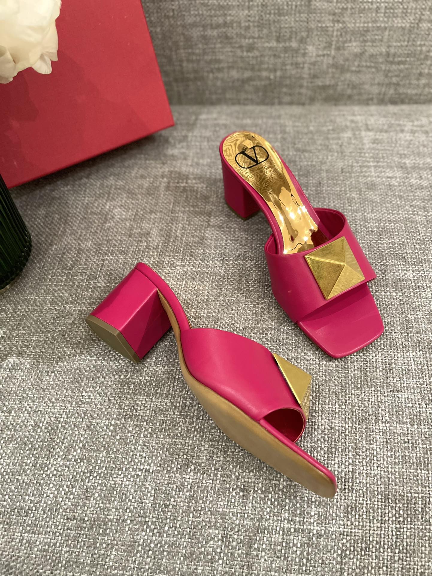 Босоножки Valentino на массивном каблуке - розовые