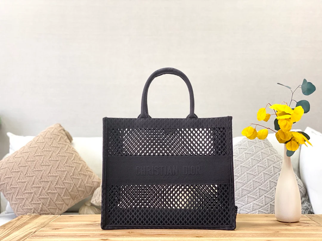 Сумка-тоут Dior Book Tote - черная, из сетчатого канваса.