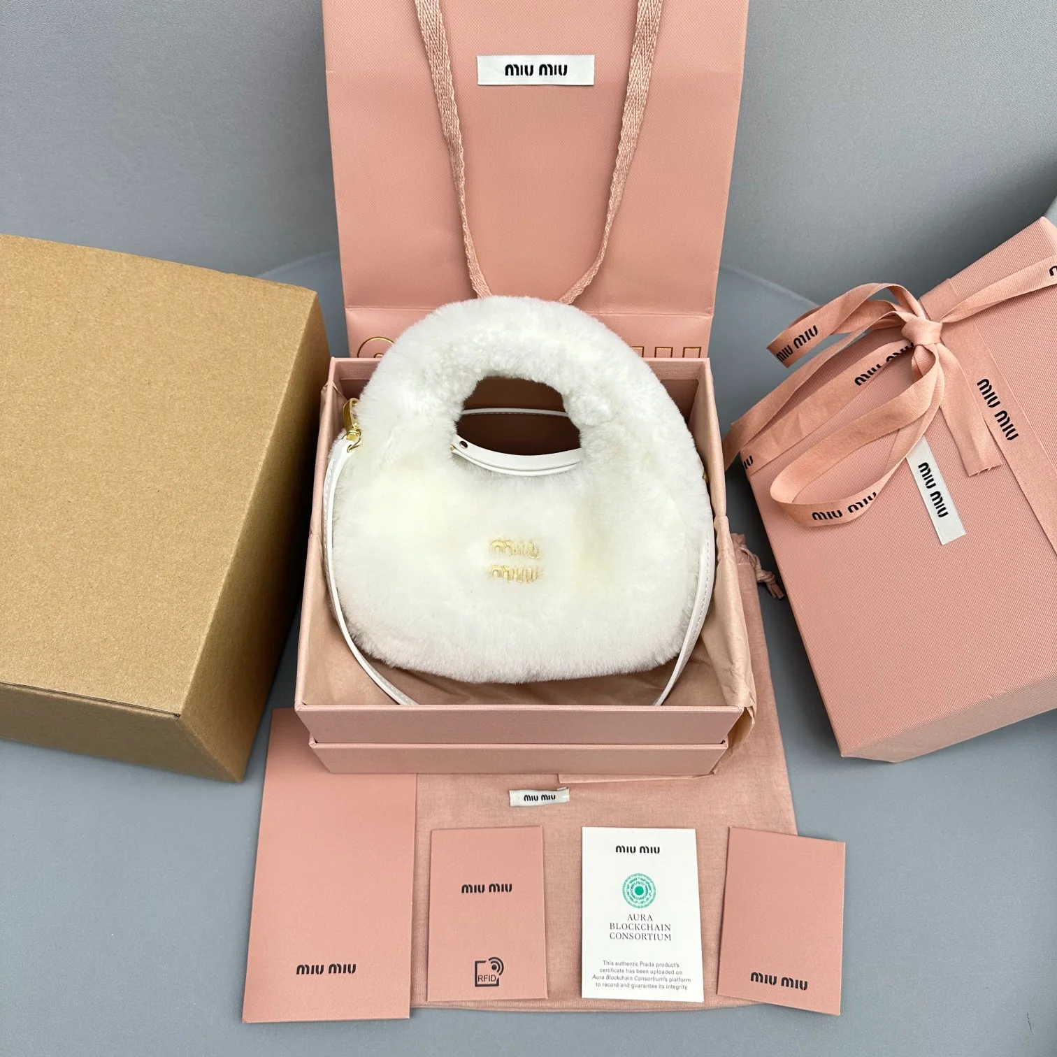 Сумка Miu Miu Wander, мини-версия, белая, из флиса.