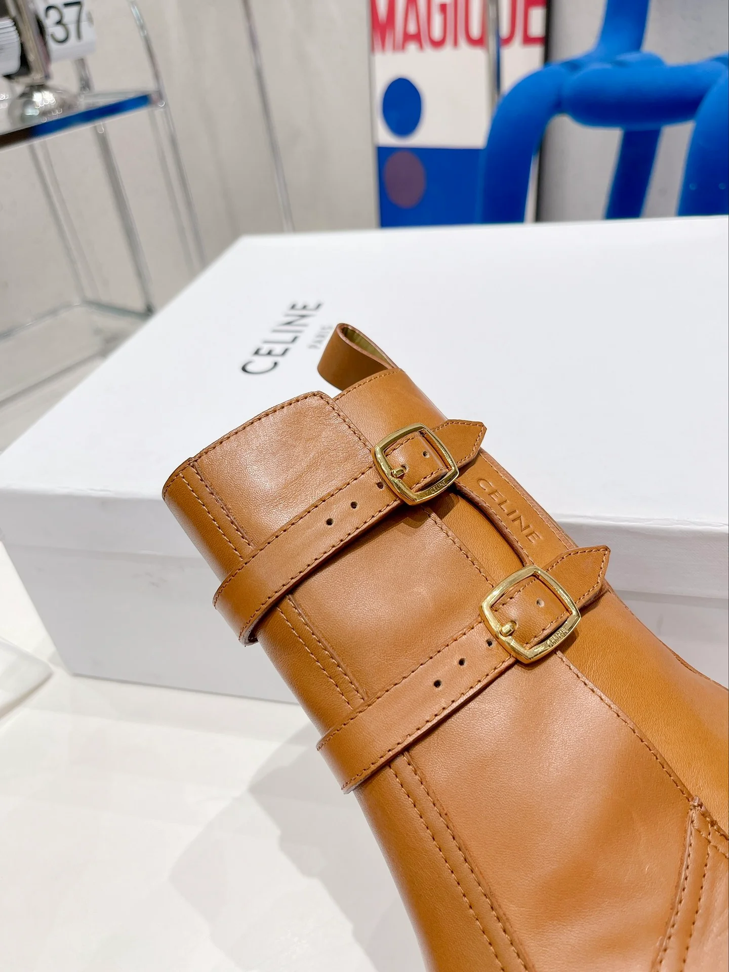 Новинка сезона осень/зима 2022 от Celine - Ботинки с одной кожаной пряжкой - 1