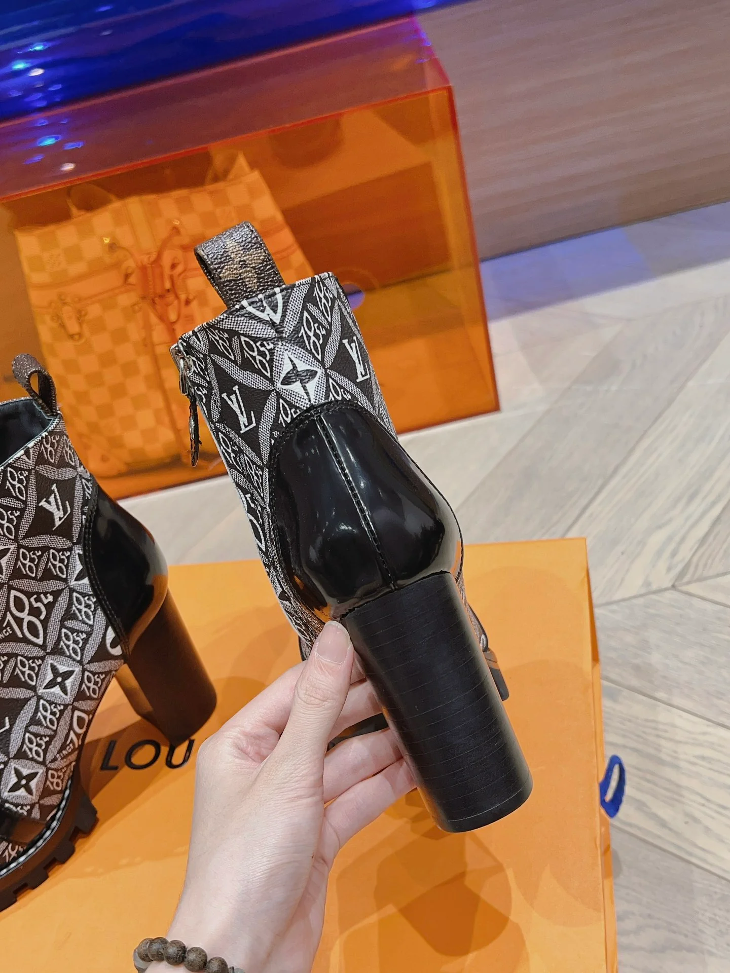 Новинка сезона осень/зима 2023 от LV - Ботильоны на высоком каблуке - Модель 1854