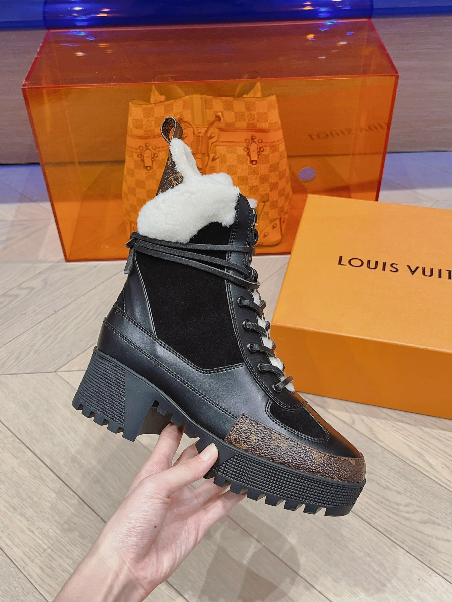 Новинка сезона осень/зима 2023 от LV - Ботинки Мартин на массивном каблуке - Черные