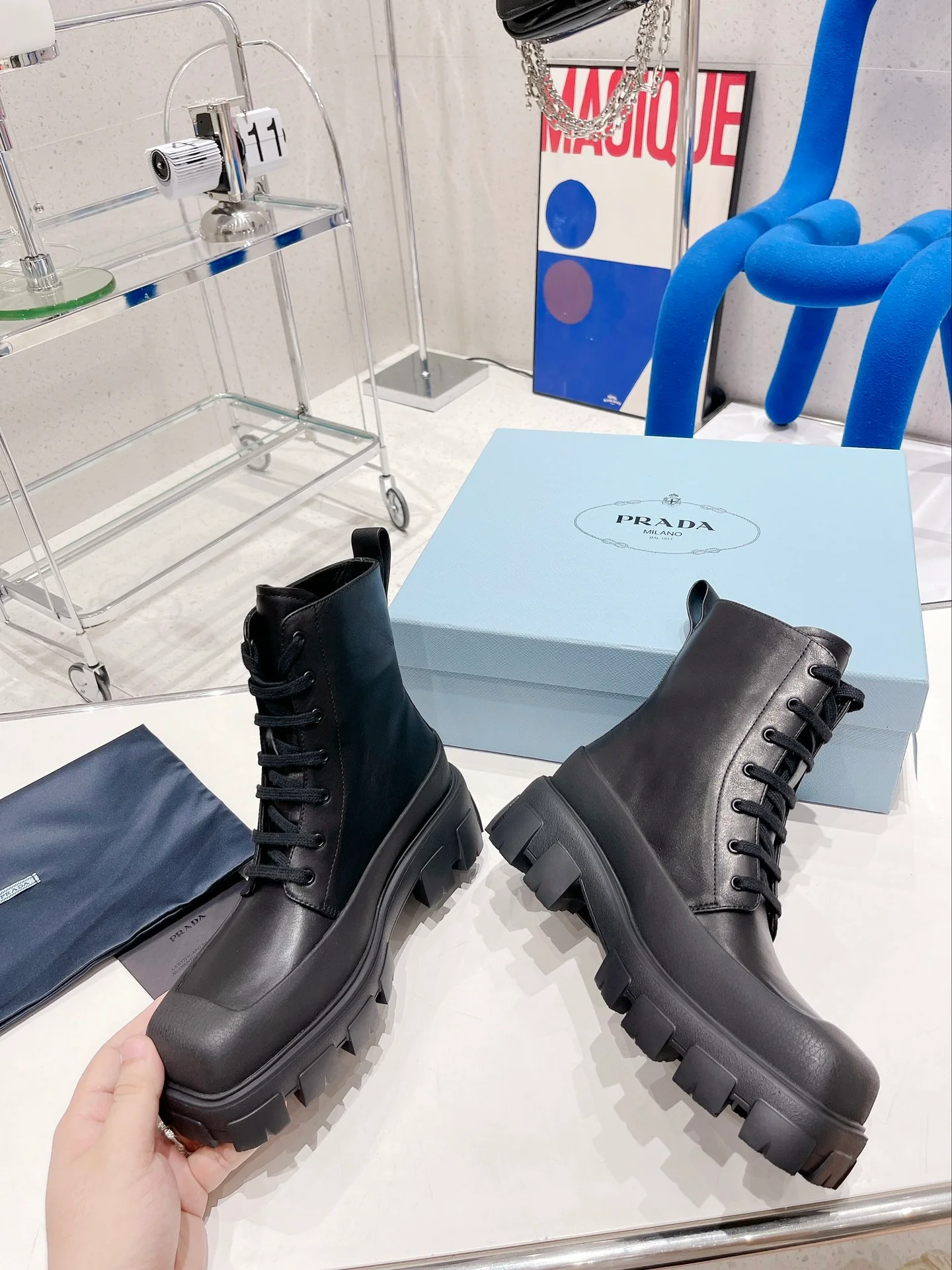 Новинка Prada 2022 года - Ботинки Dr. Martens с квадратным носком на платформе