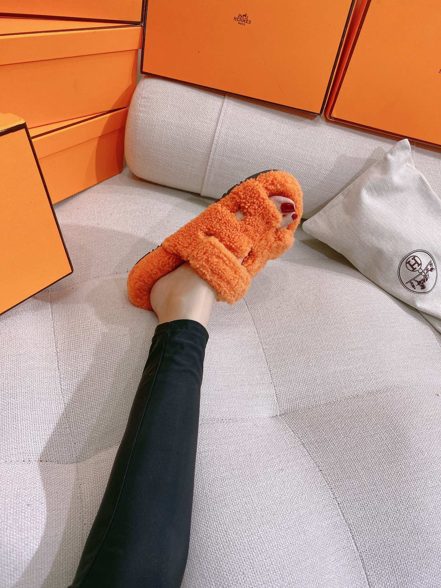 Новинка осенне-зимней коллекции Hermes 2022 — Домашние тапочки H-образной формы из овечьей шерсти и кожи (фотографии в носке).