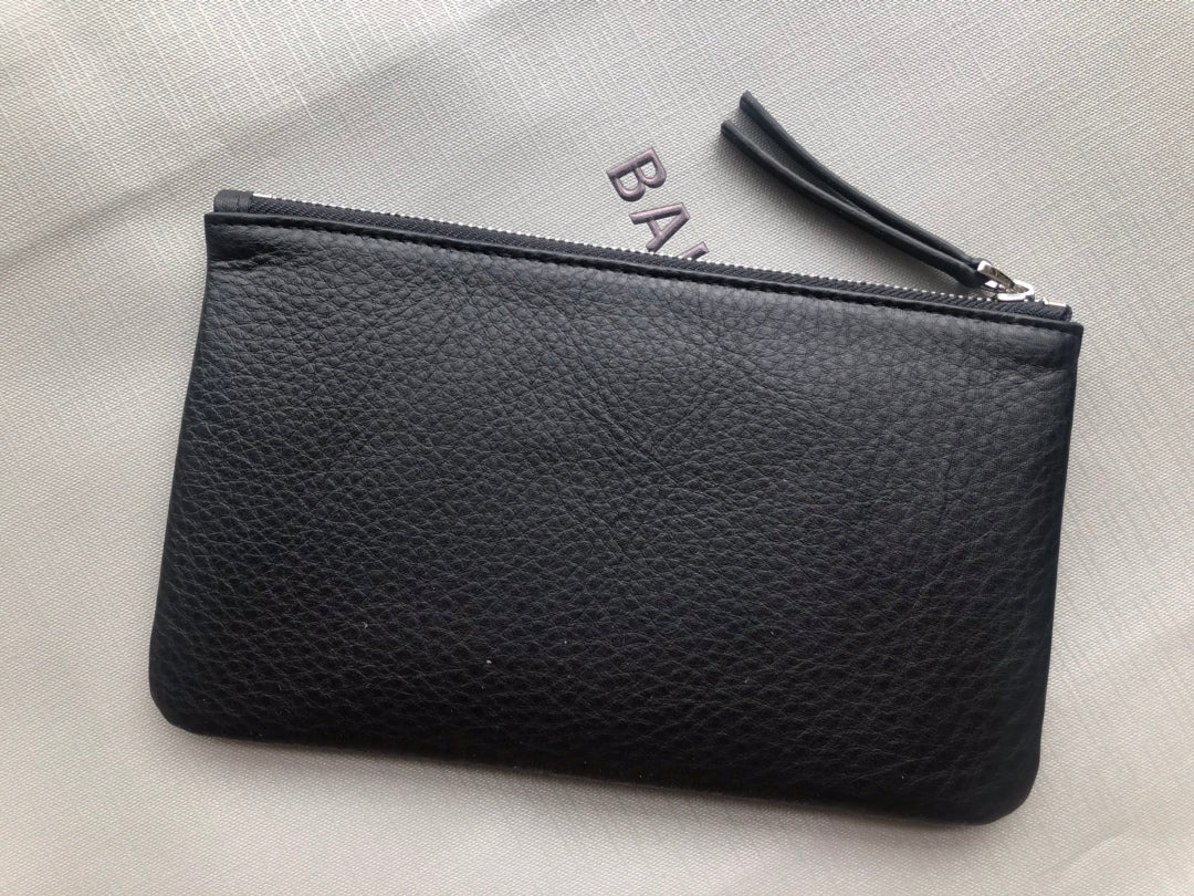 Balenciaga-一字拉链扁长夹／手拿包，可摊平放千元钞票