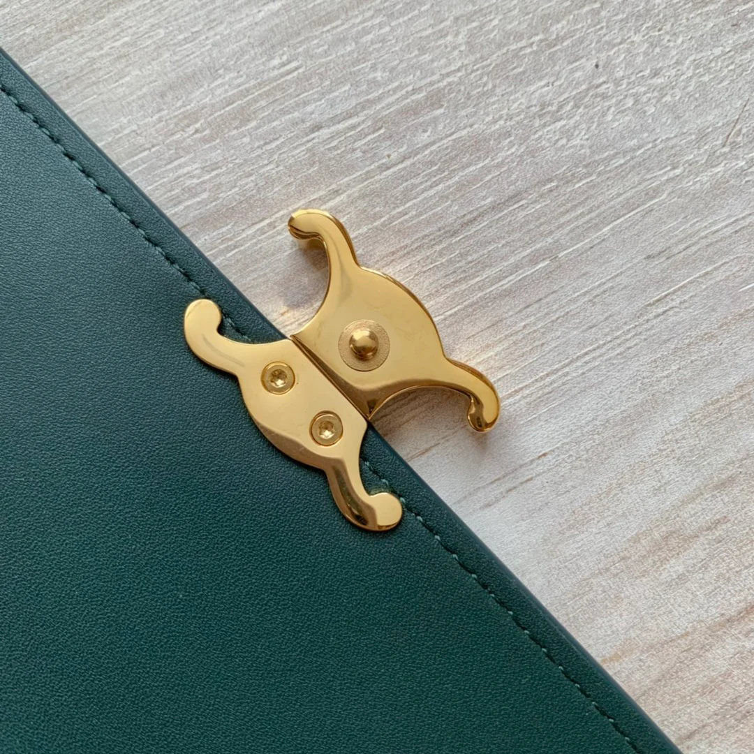 Celine TRIOMPHE 大号亮泽光滑羊皮革翻盖长夹