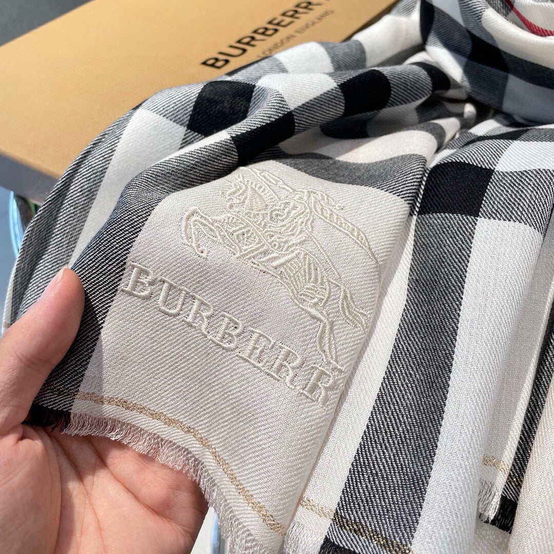 Классический клетчатый шарф Burberry 2024 года