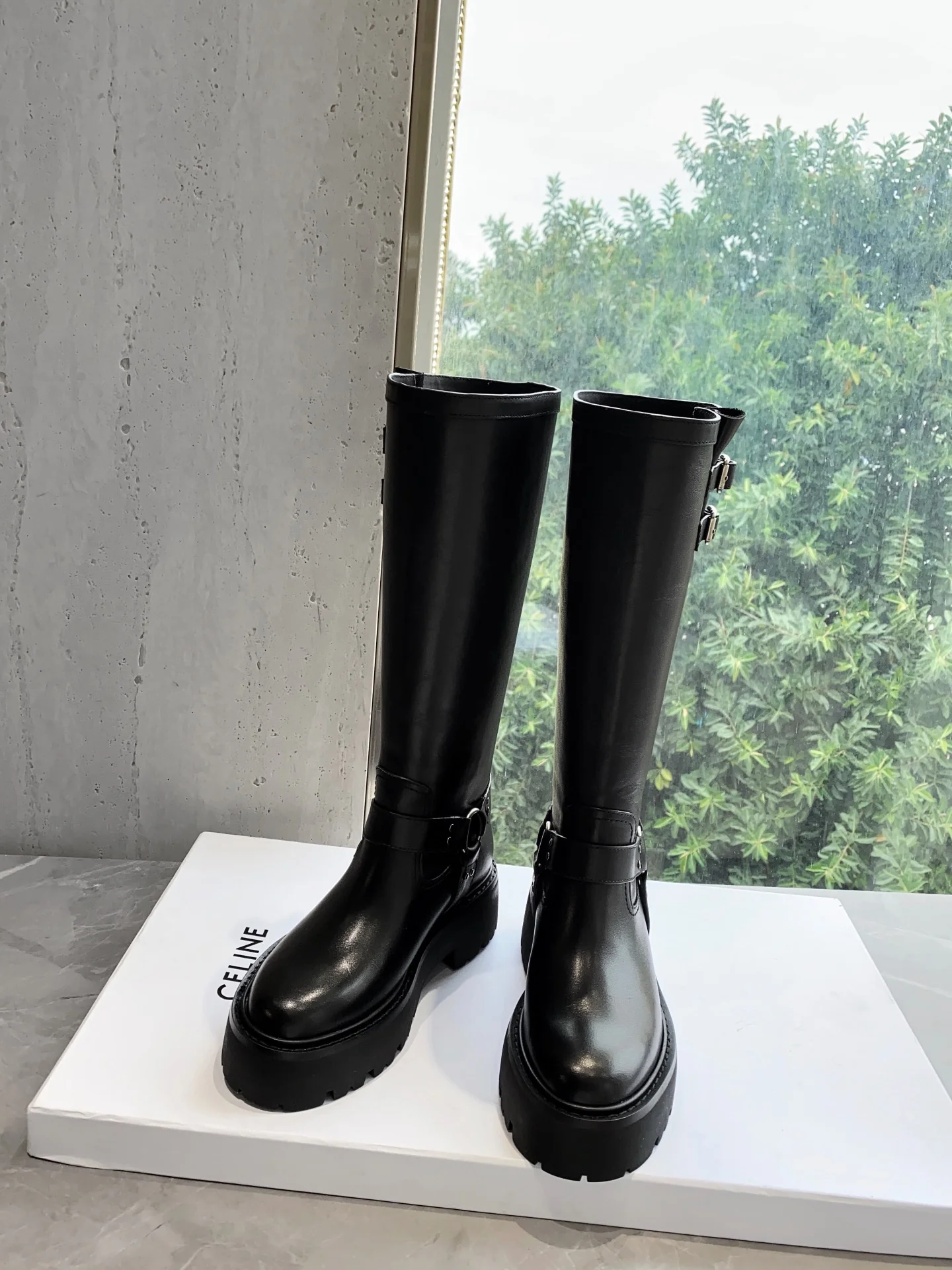 Новинка сезона осень/зима 2022 от Celine — Рыцарские сапоги ?Триумфальная арка? — в стиле Ян Ми.