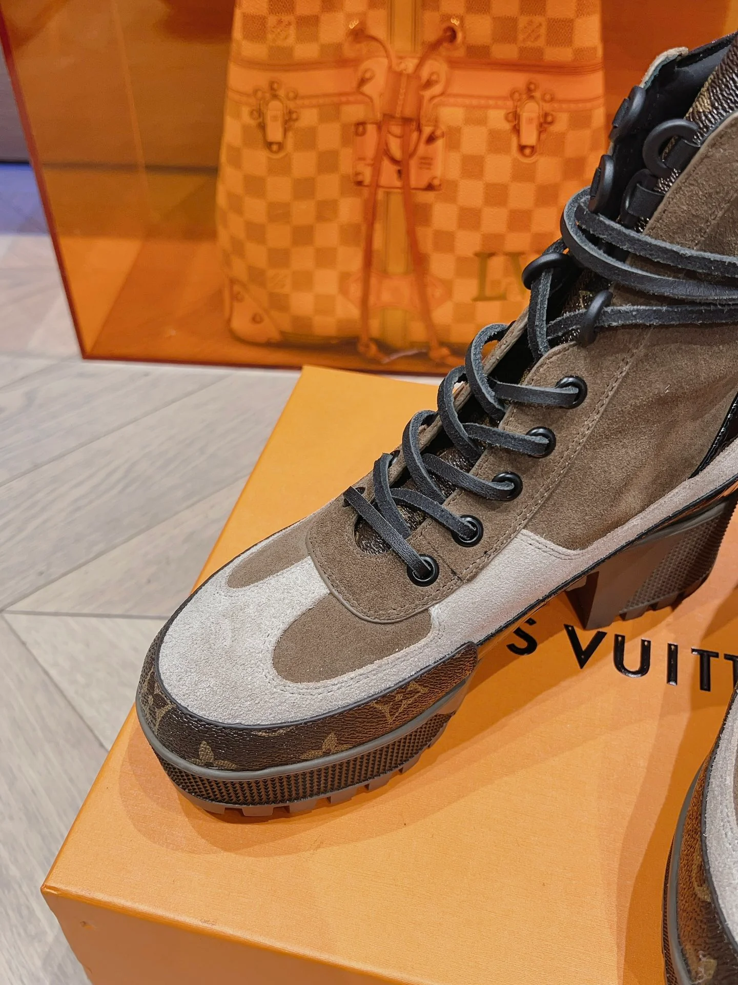 Классические ботинки Dr. Martens на высоком каблуке от LV — замшевые, с монограммой.