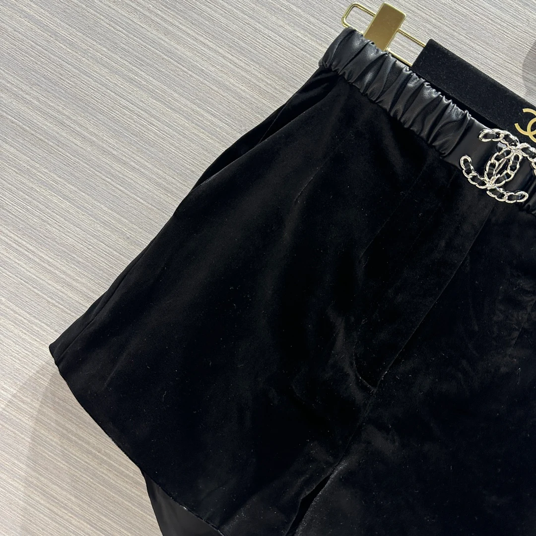 Chanel 2403 - Бархатные черные шорты с поясом с металлической пряжкой