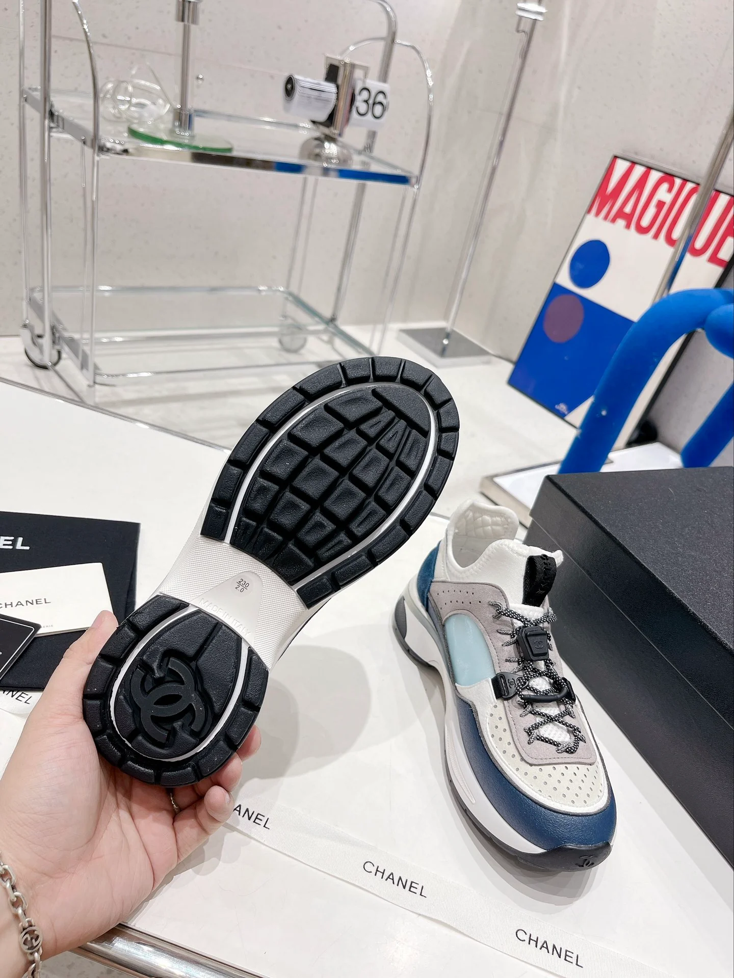 Кроссовки Chanel из лоскутков с показа осенне-зимней коллекции 2022 года.