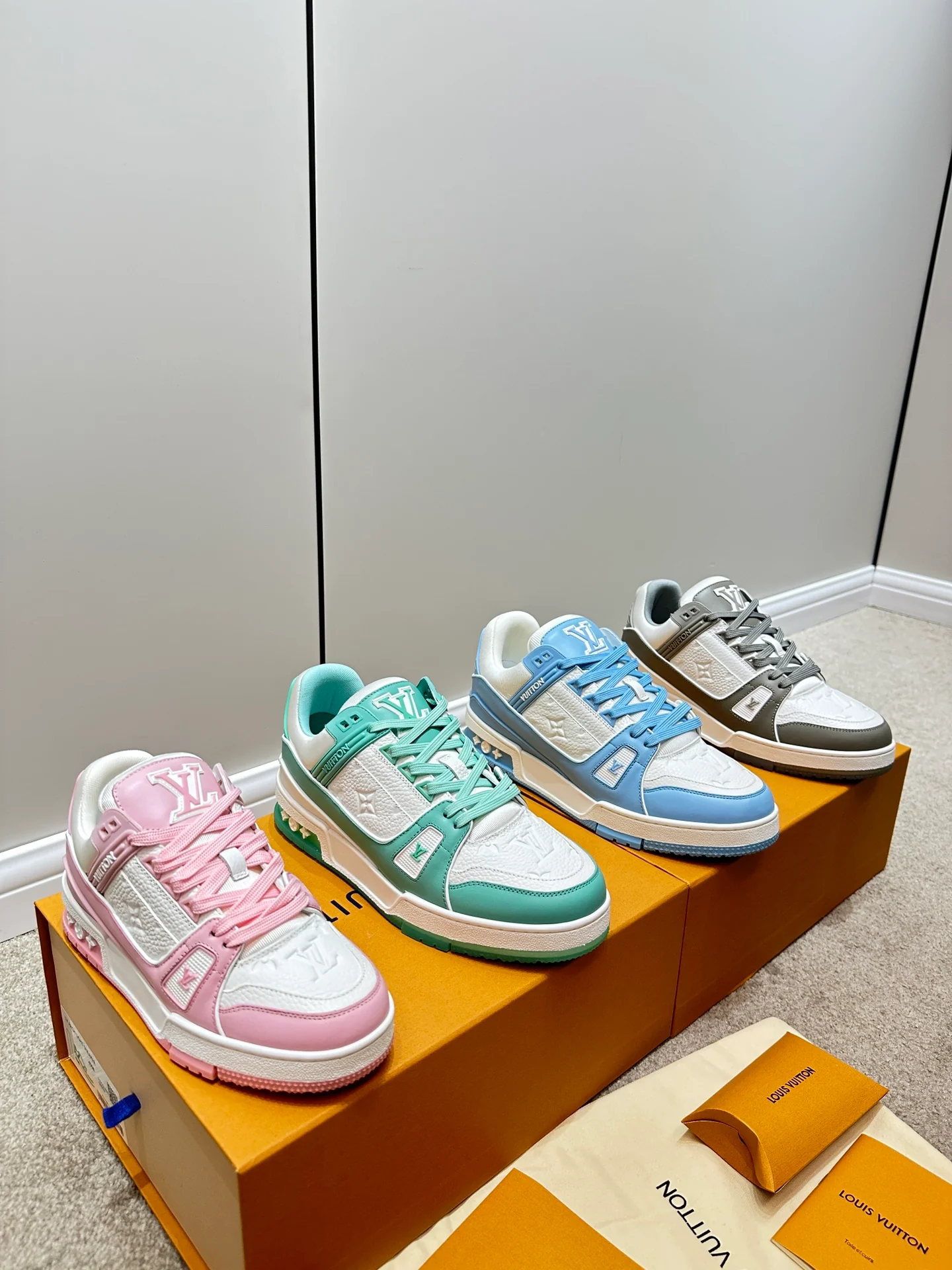 Кроссовки LV Trainer - белые и розовые