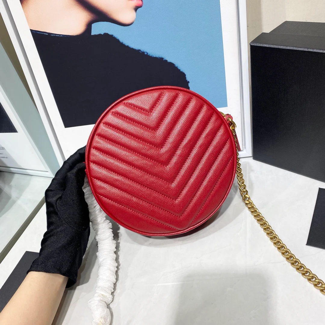Маленькая круглая сумка YSL Vinyle - красная с золотой фурнитурой.
