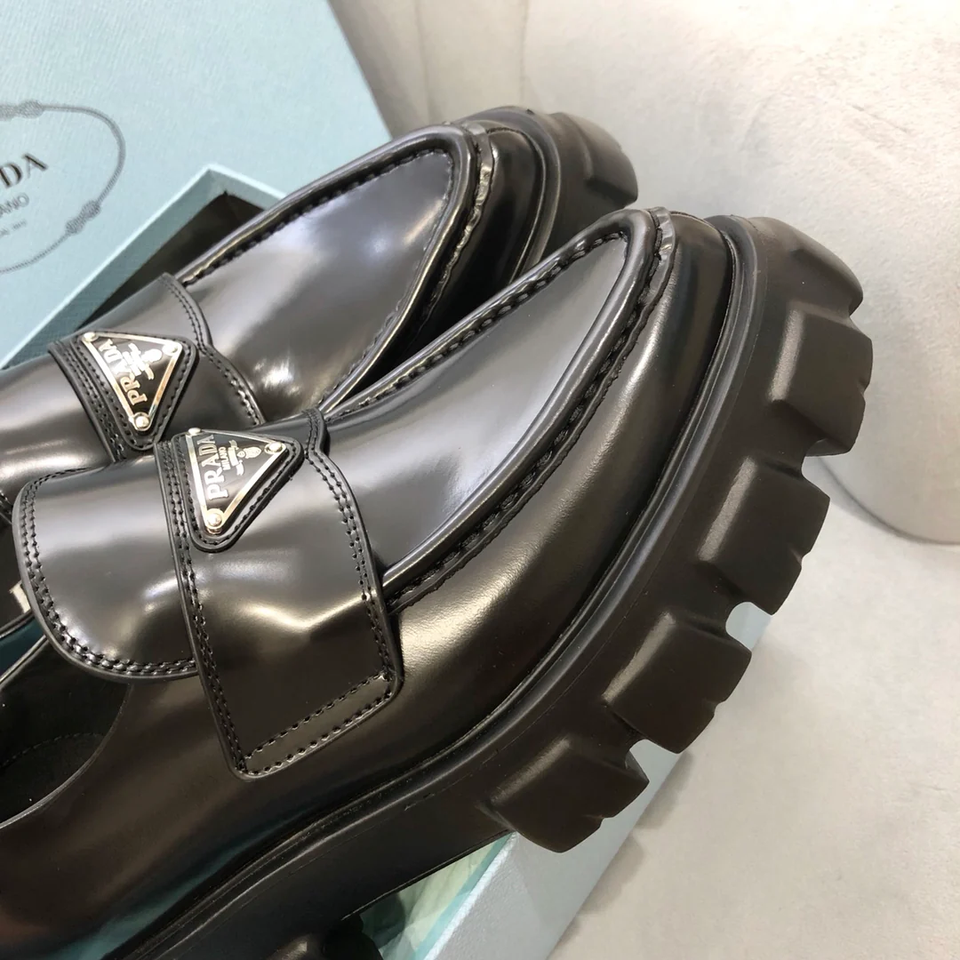 Туфли Prada - черный монолит - лоферы с острым носком