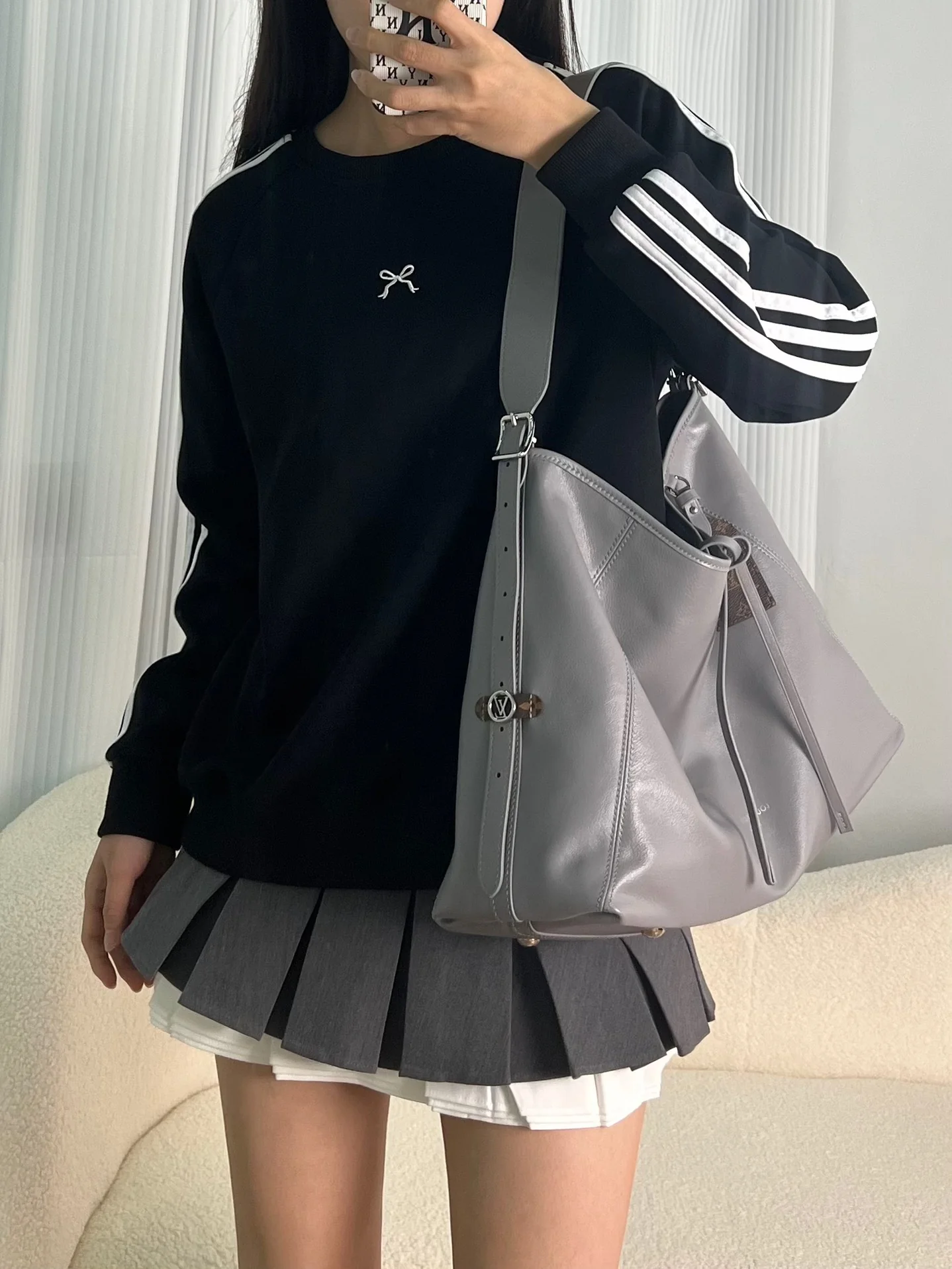 LV-m25143-carryall-vibe-mm handbag-grey