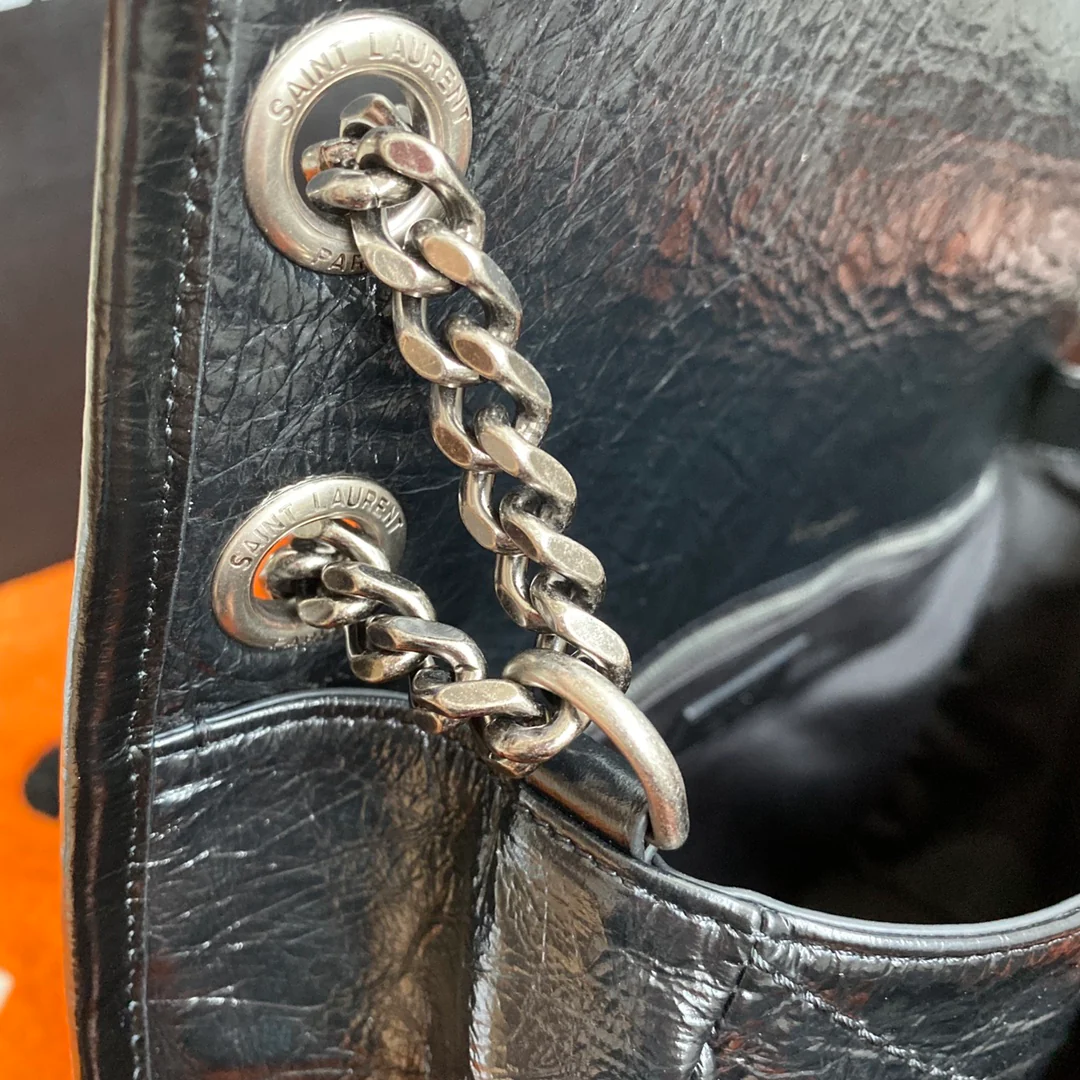 Сумка YSL Large Niki из кожи с черной пряжкой и D-образным кольцом.