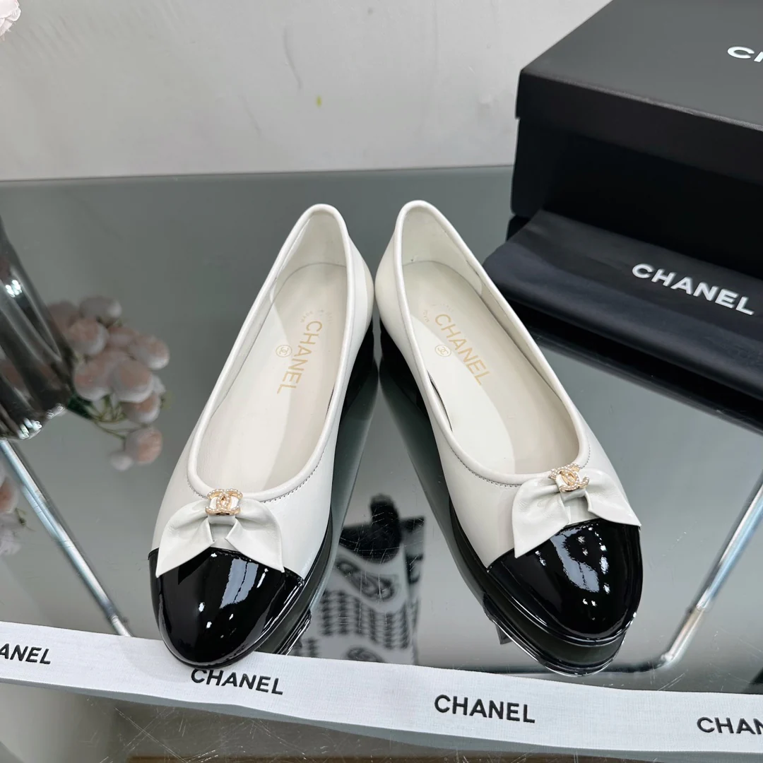 Новинка сезона весна/лето 2023 от Chanel - Балетки - Белые