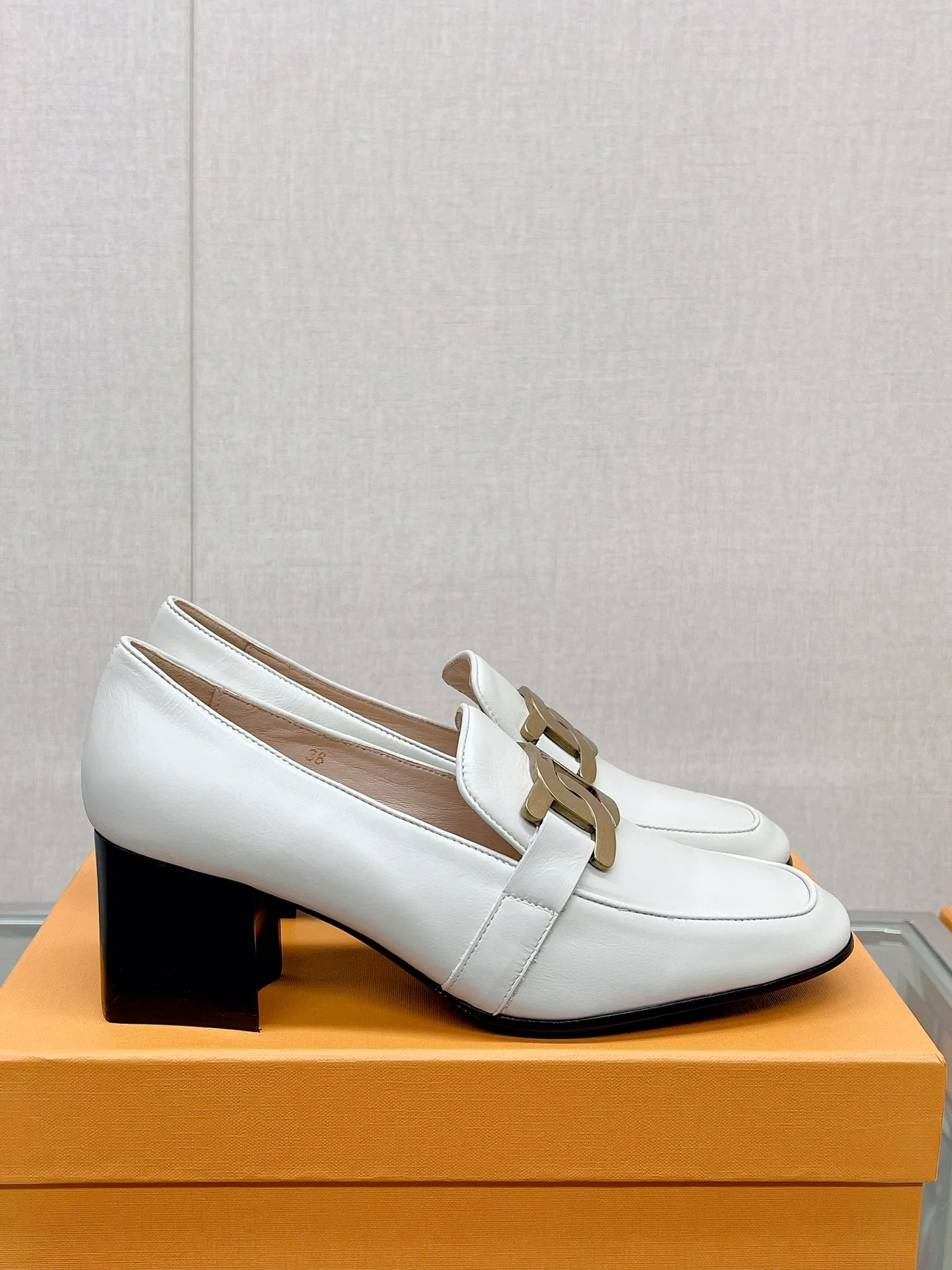 Весенняя коллекция Tods 2023 - Туфли на низком каблуке - Белые