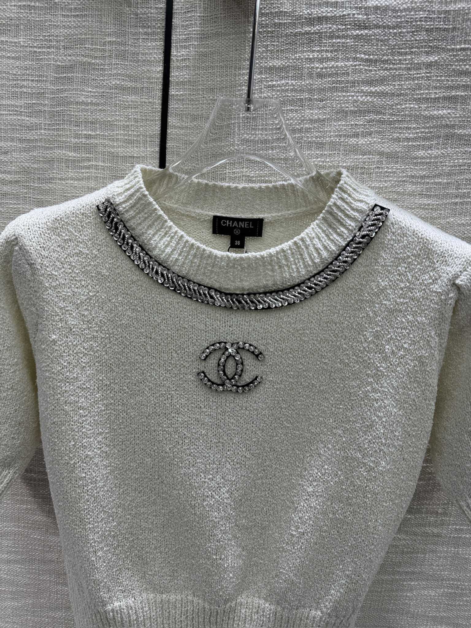 Белая трикотажная футболка Chanel 2403 с коротким рукавом и двойной буквой C.