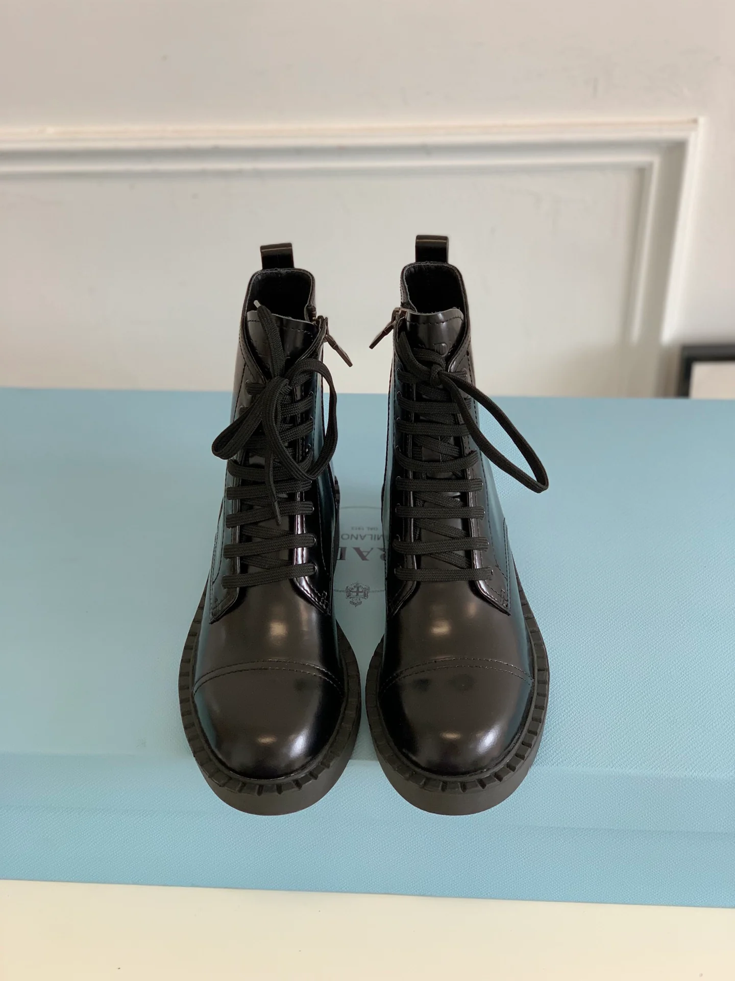 Новинка сезона осень/зима 2022 от Prada - Ботинки Dr. Martens на шнуровке - 2