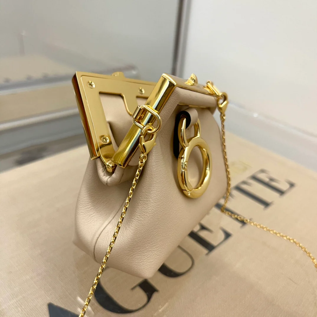 Первый брелок Fendi - розовая кожа наппа